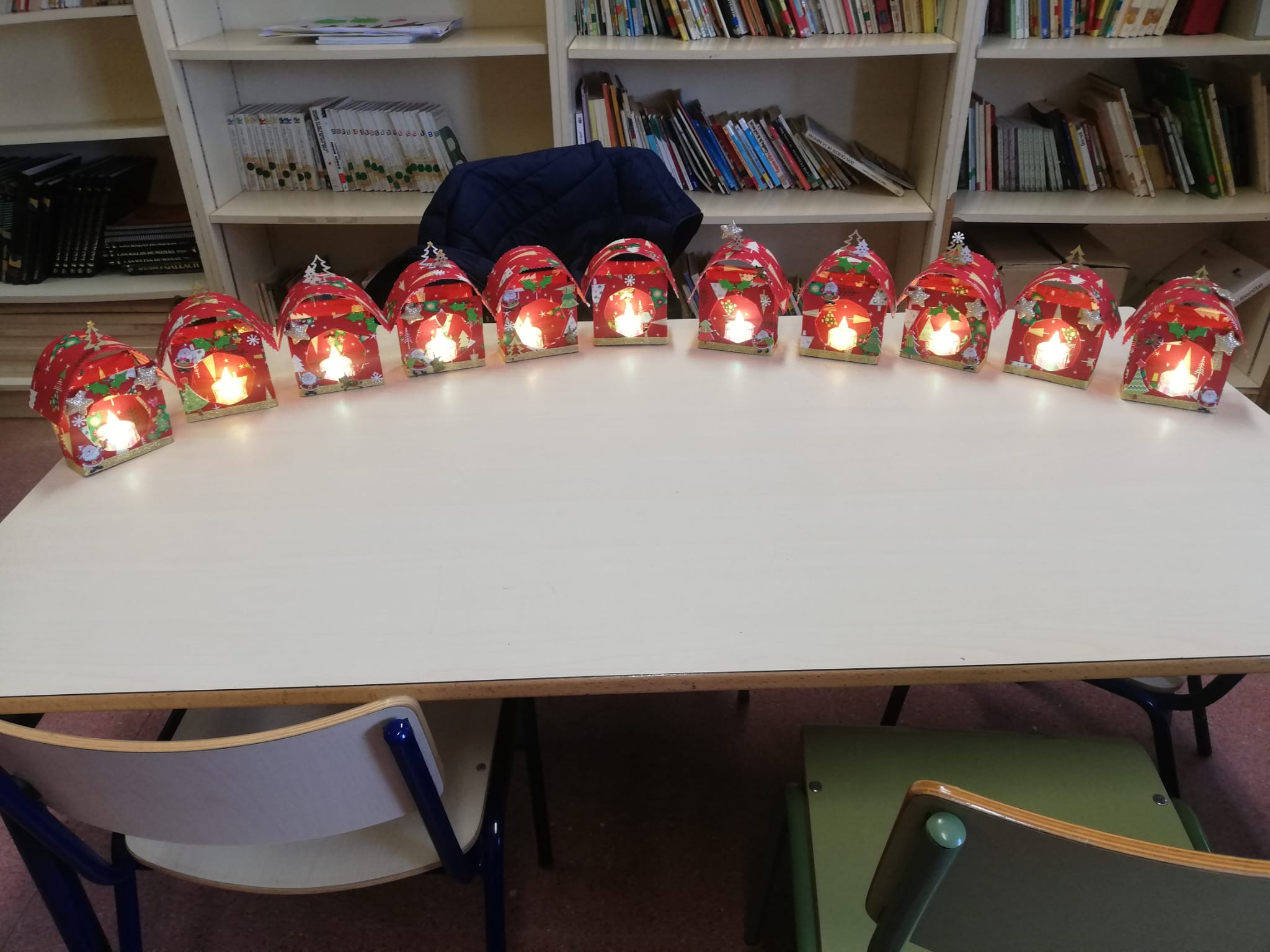 Faroles navideños encendidos